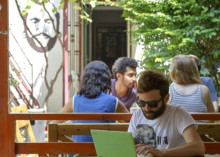 Hush Lounge Hostel *